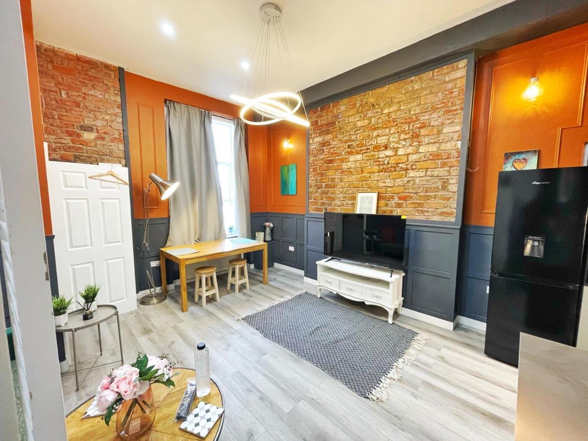 Adeamstays Provides Beautiful Centrally Located 1 And 2 Bed Apartments On Liverpools Boulevard Exterior photo