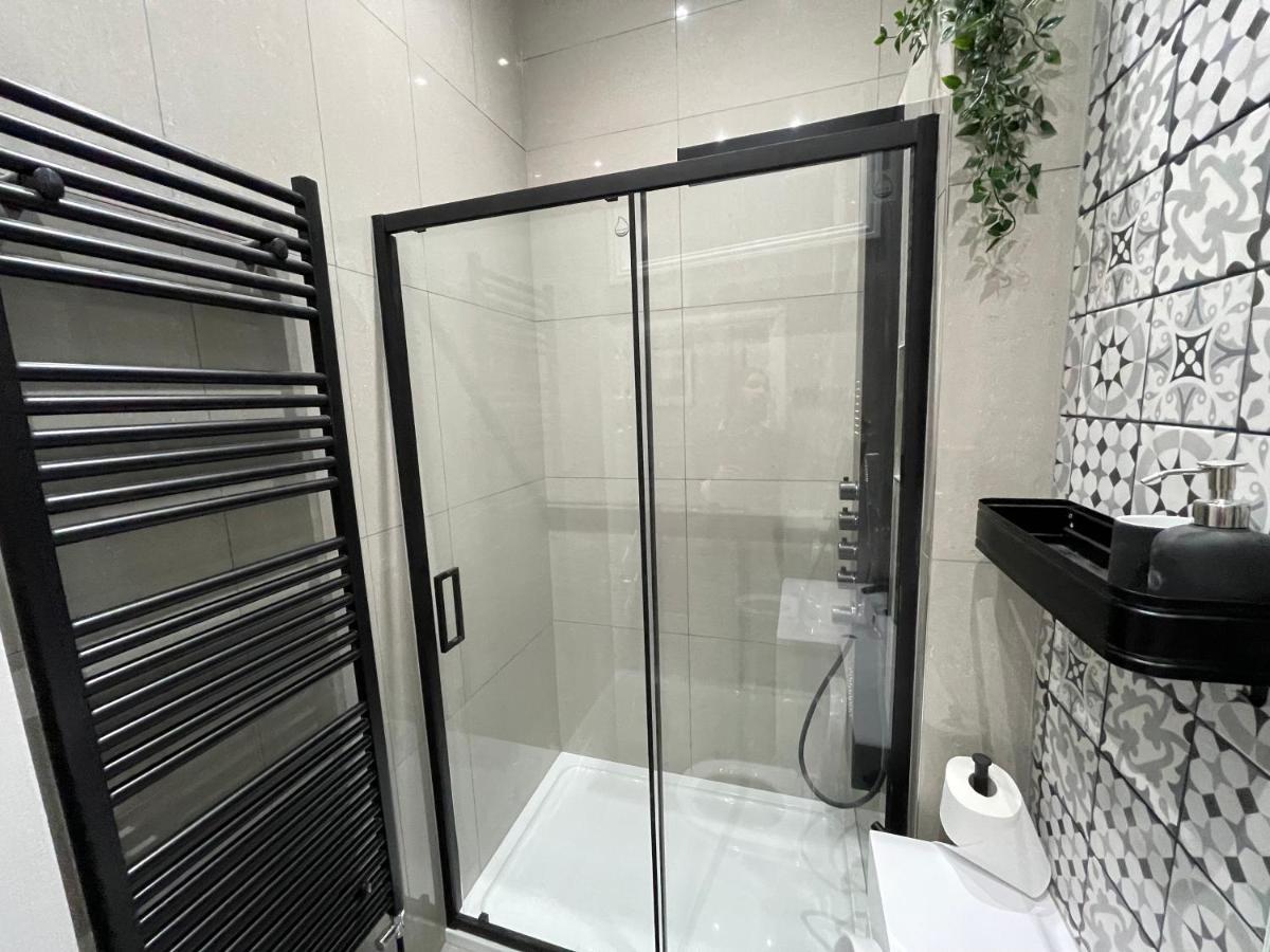 Adeamstays Provides Beautiful Centrally Located 1 And 2 Bed Apartments On Liverpools Boulevard Exterior photo